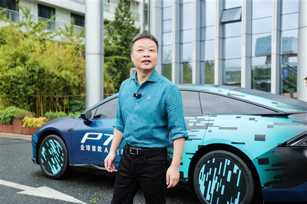 全球首款A(yù)I汽車登場！何小鵬駕駛小鵬P7+亮相云棲大會