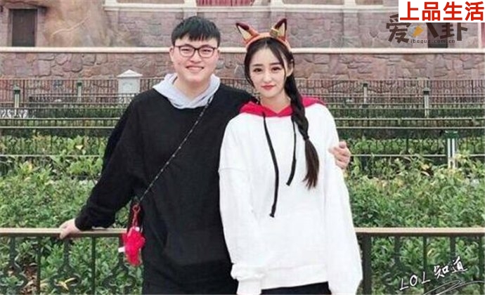 簡(jiǎn)自豪與女友奧咪咪