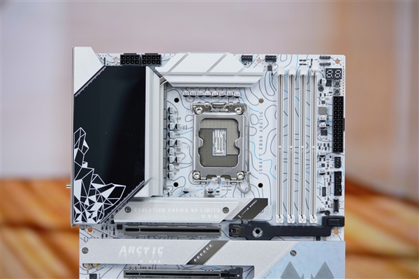 白色海景房必備！銘瑄Z890 Arctic主板圖賞