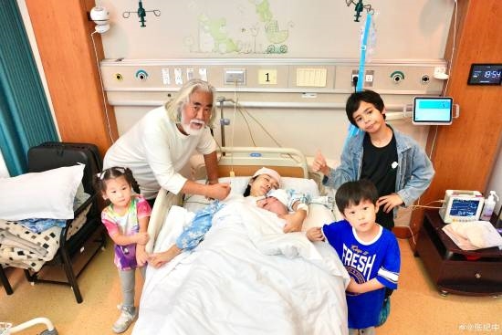 73歲張紀中再當?shù)?曬六口全家福合影畫面溫馨引圍觀：網(wǎng)友送祝福