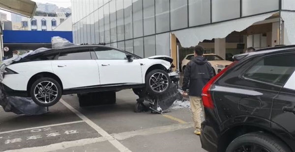 女子試駕錯把油門當(dāng)剎車 沖進(jìn)4S店撞壞5輛車損失百萬：官方回應(yīng)