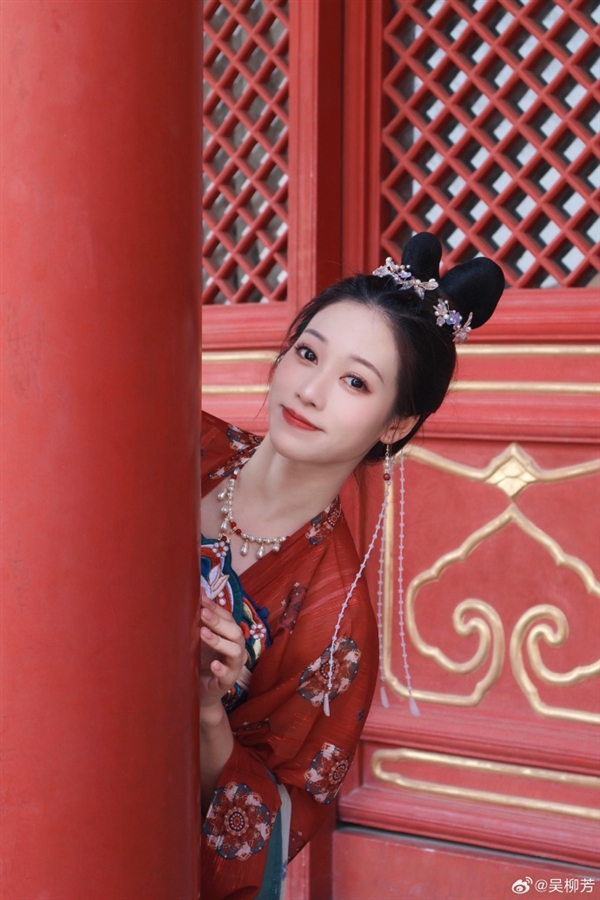 網(wǎng)友贊三觀正！吳柳芳：擦邊漲很多粉但我不稀罕 是公司要求只能聽從