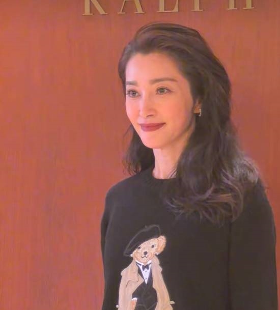 李冰冰51歲狀態(tài)上熱搜：網(wǎng)友感慨時間過好快 還是這么美