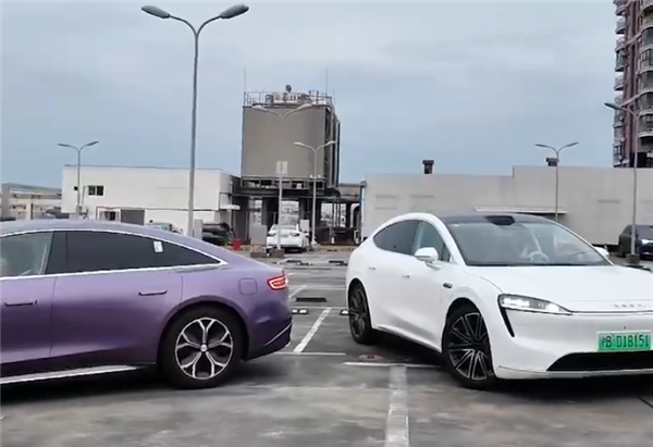 智界R7和S7自動(dòng)泊車(chē)搶同一個(gè)車(chē)位：小藝左右博弈 R7兩局全勝
