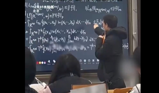 北大韋神板書曝光:果然數(shù)學的盡頭是英語 一句中文也沒有