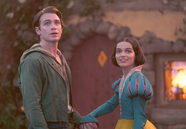3月21日上映！《白雪公主》真人電影新劇照公開：毒皇后、公主同框