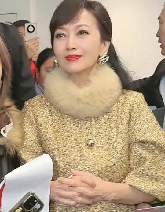 “白娘子”趙雅芝曬71歲美照：狀態(tài)超好 烈焰紅唇嬌嫩無(wú)比