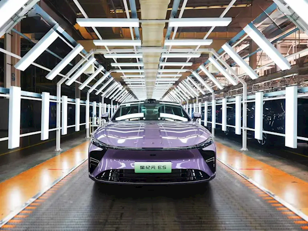 星紀(jì)元ES增程版首批量產(chǎn)車(chē)正式下線：續(xù)航1645km、17.5分鐘充至80%