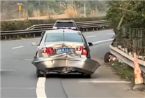 四川一高速上現(xiàn)“車堅(jiān)強(qiáng)”：車屁股被撞爛了還在繼續(xù)開