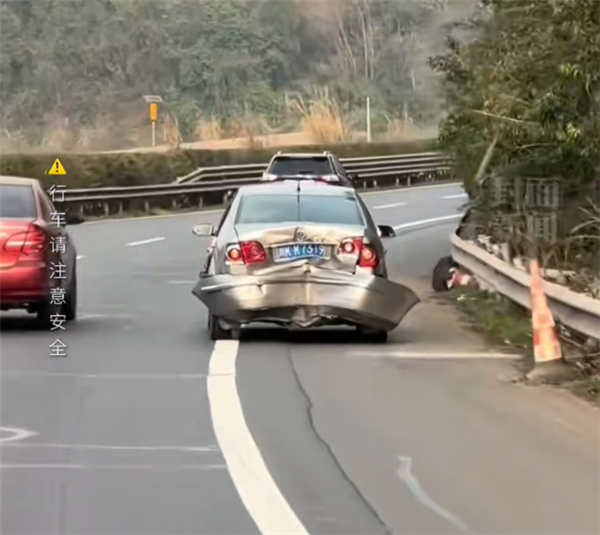 四川一高速上現(xiàn)“車堅強(qiáng)”：車屁股被撞爛了還在繼續(xù)開