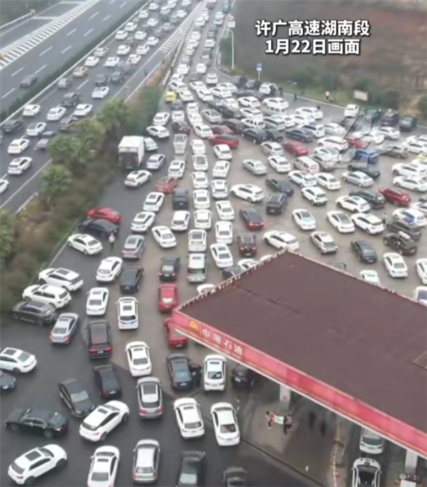 第一批回家過年的人已經(jīng)堵路上了：服務區(qū)也堵上了 都是車和人