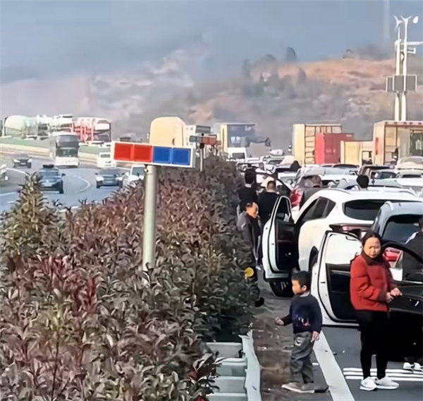 第一批回家過年的人已經(jīng)堵路上了：服務區(qū)也堵上了 都是車和人