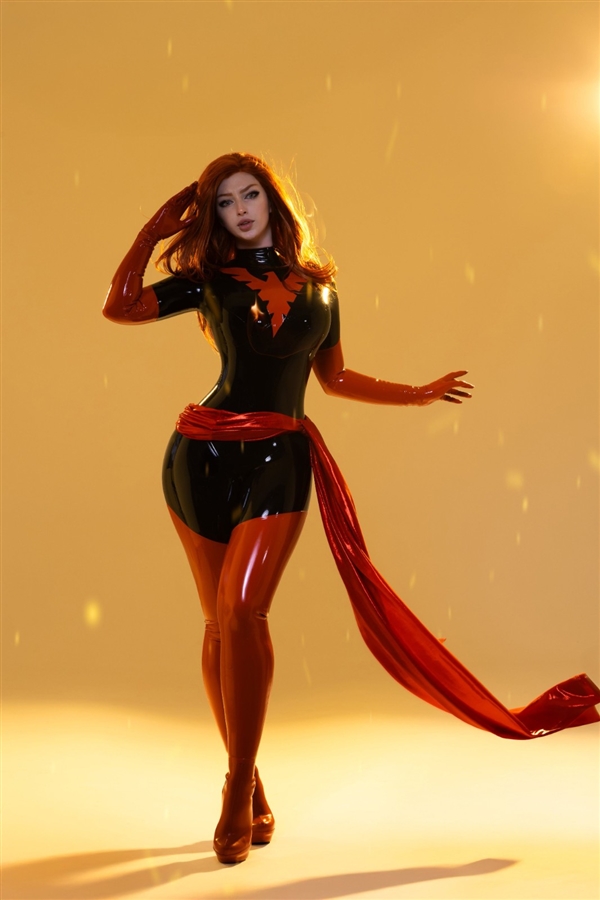 《X戰(zhàn)警》鳳凰女Cos美圖欣賞：穿膠完美展示好身材