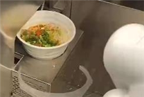 深圳出現(xiàn)“無人”面館：33 萬機器人出餐售賣  面只要9.9 元一碗