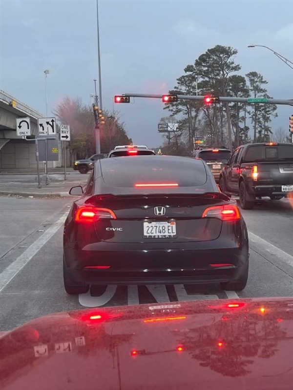 車主被迫換標等！美國民眾街頭公開打砸特斯拉 特朗普發(fā)話了