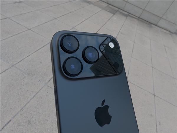 iPhone 17 Pro機(jī)?，F(xiàn)身 網(wǎng)友：看著看著就順眼了