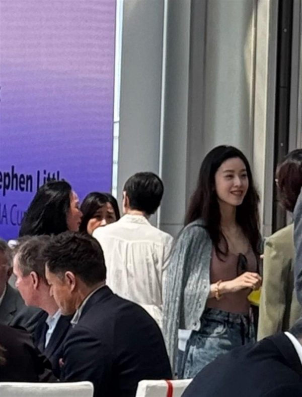 章澤天近照曝光：頭戴鴨舌帽 與梁朝偉、劉嘉玲夫婦合影 