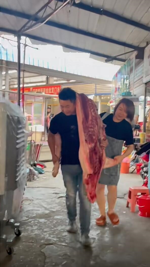 一頓吃200個(gè)水餃的16個(gè)外甥開學(xué)了：“宇宙舅舅” 送別外甥