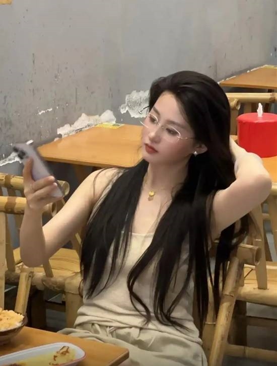 網(wǎng)紅撞臉劉亦菲爆火！本人透露直播原因：實習時工資太低