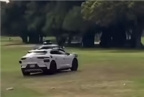 谷歌自動駕駛汽車開進高爾夫球場引發(fā)熱議 網(wǎng)友：換成特斯拉估計會被罵慘